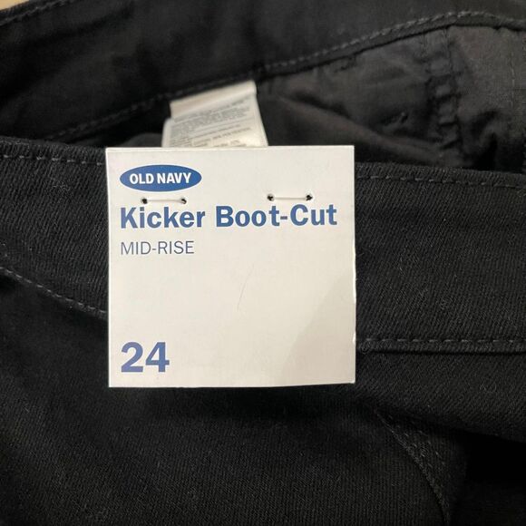 OLD NAVY Mid-Rise Plus-Size Kicker Boot-Cut Jeans, NWT. Size 24 - Picture 6 of 7